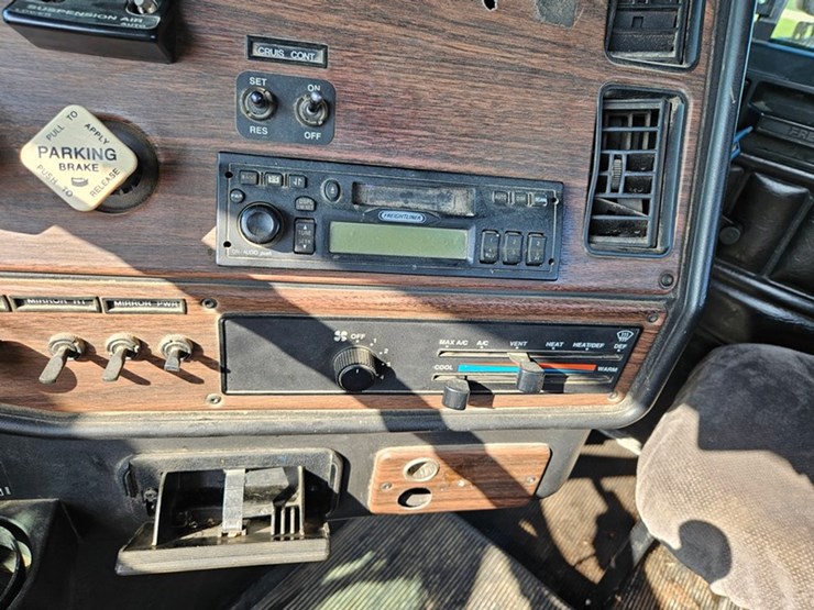 2002-freightliner-fld112-image-42