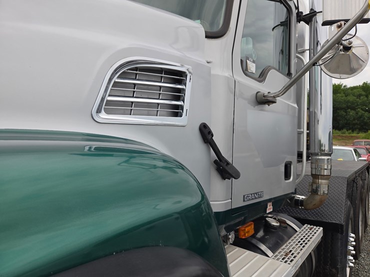 2007-mack-granite-cv713-image-15