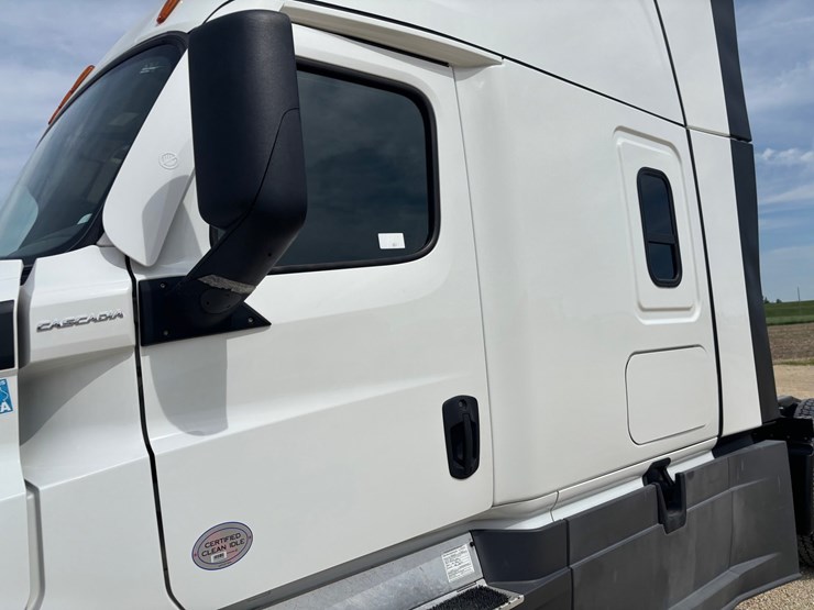 2021-freightliner-cascadia-126-image-10