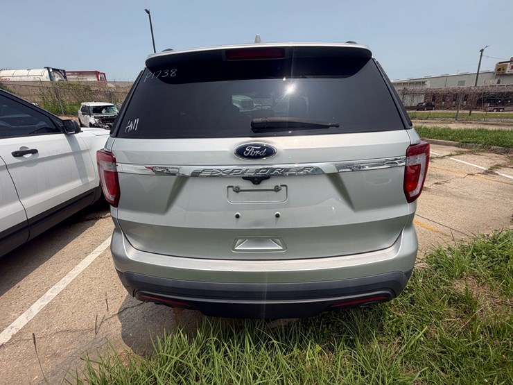 2017-ford-explorer-image-13
