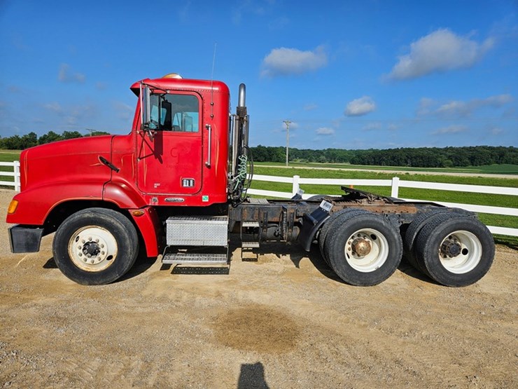 2002-freightliner-fld112-image-3