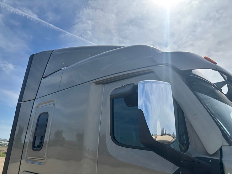 #2164-•-2022-freightliner-cascadia-pt126slp-sleeper-cab-truck-tractor-image-30