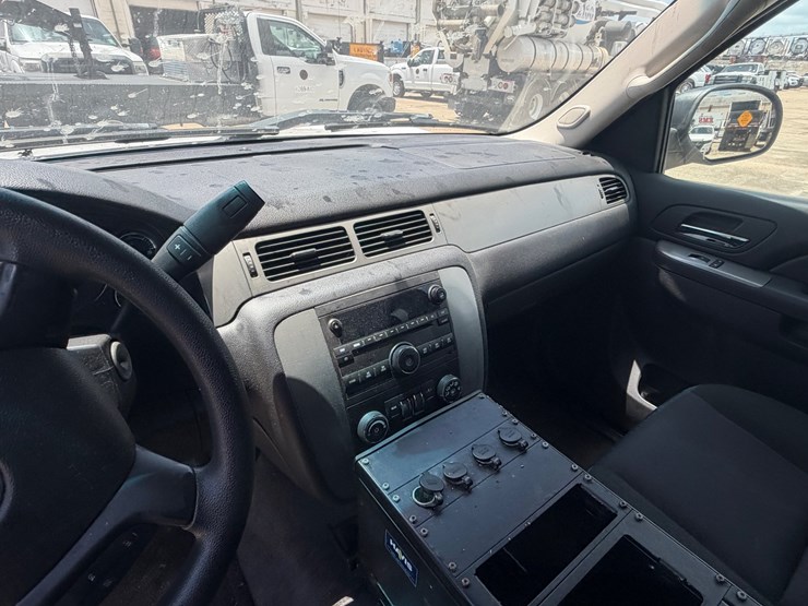 2011-chevrolet-tahoe-image-28