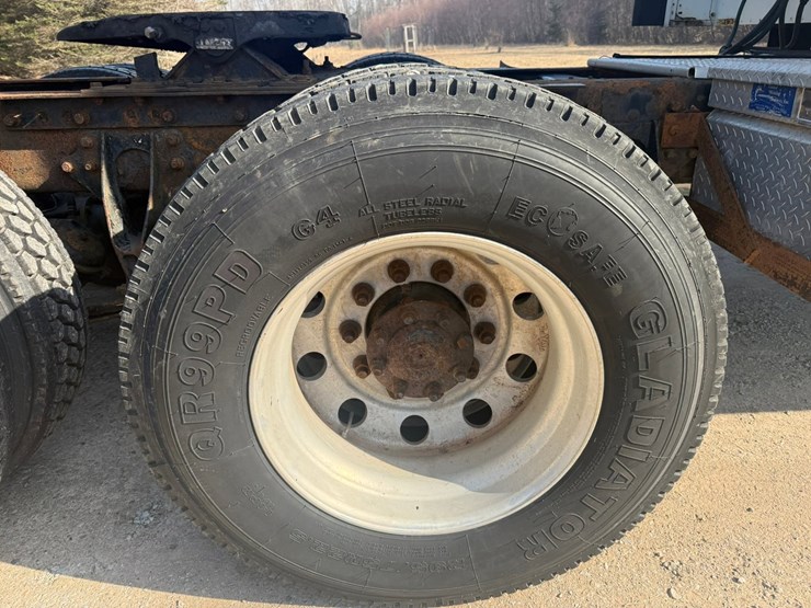 #1401-•-2005-international-9400i-6x4-sleeper-cab-truck-tractor-image-86