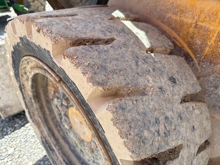 2015-deere-320e-image-48