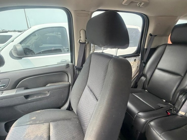2011-chevrolet-tahoe-image-22