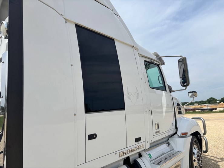 2020-western-star-5700xe-image-34
