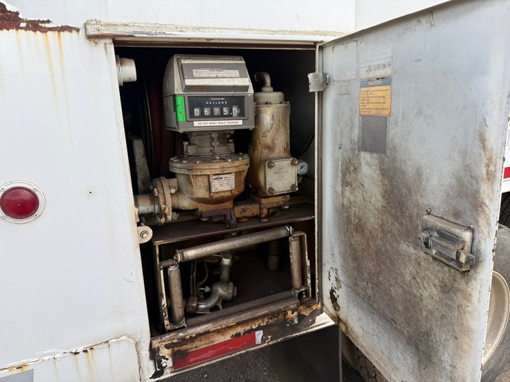 #1361-•-1995-freightliner-fuel-truck-image-35