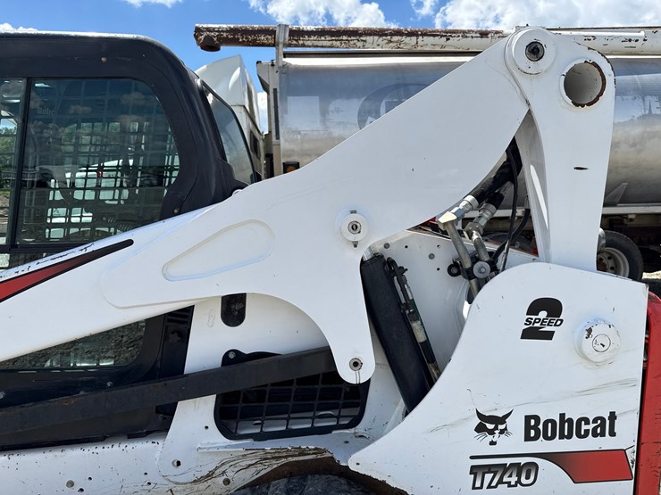 2020-bobcat-t740-image-16