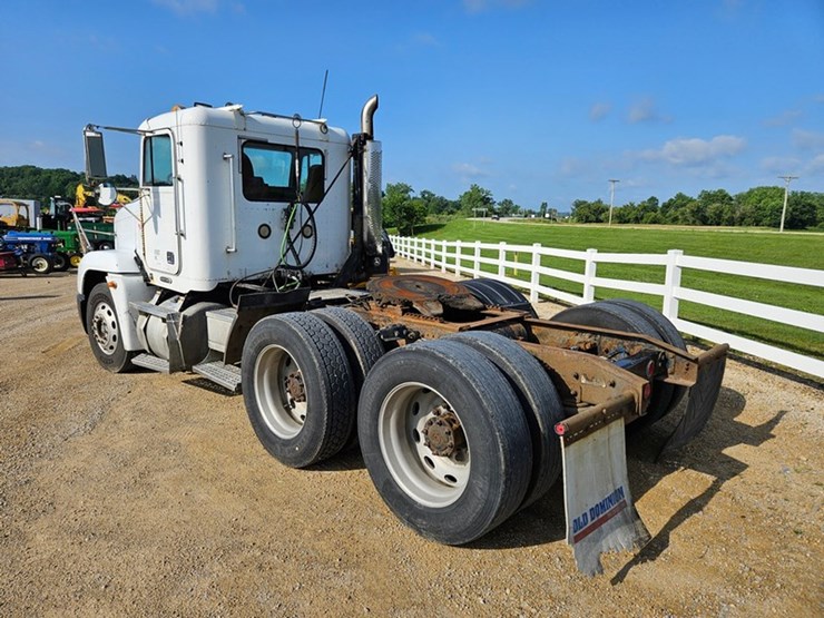 2001-freightliner-fld120-image-4