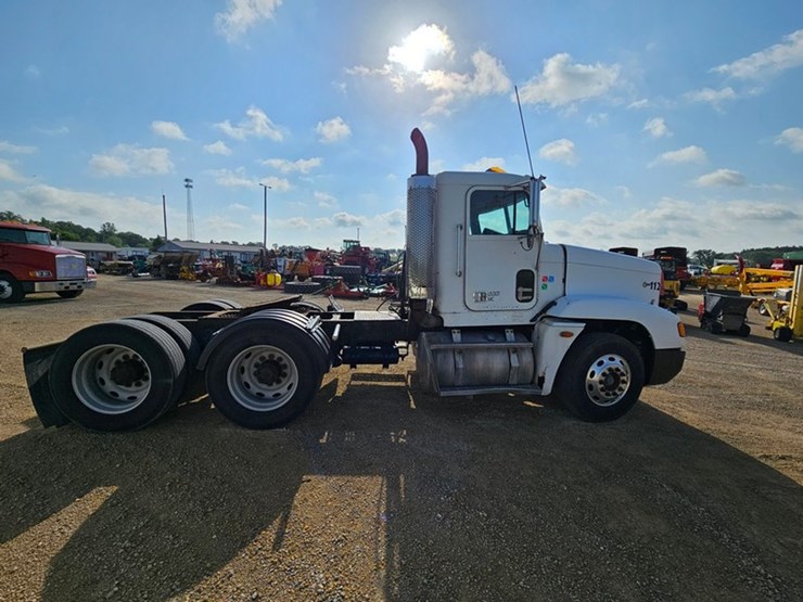 2001-freightliner-fld120-image-7