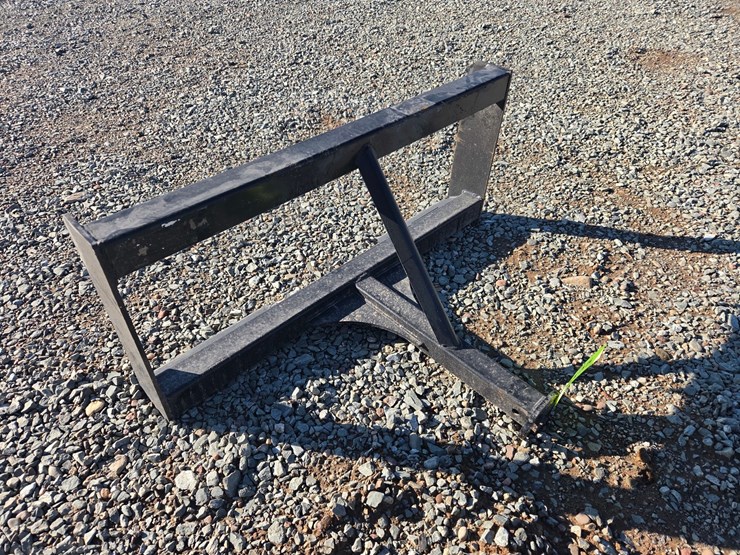 #6185-•-unused-2"-skid-steer-hitch-adapter-image-4