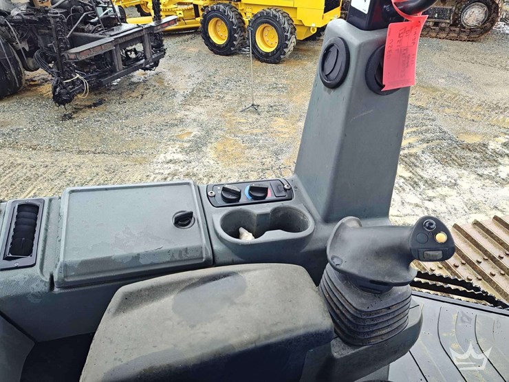 2020-caterpillar-d1-image-11