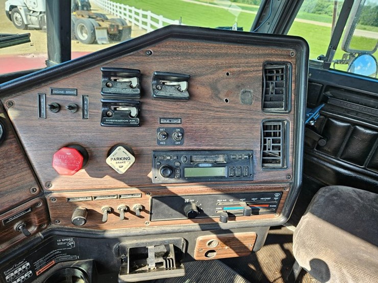 2002-freightliner-fld112-image-39