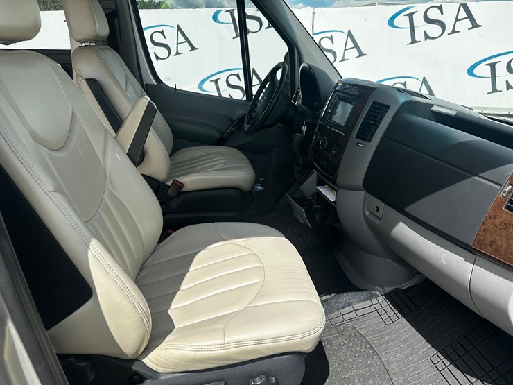#2492-•-2014-mercedes-benz-airstream-motorhome-image-35