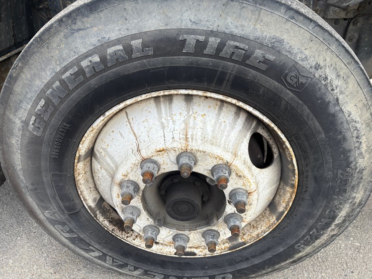 2005-gmc-t7500-image-100