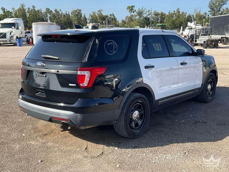 2016-ford-explorer-image-3