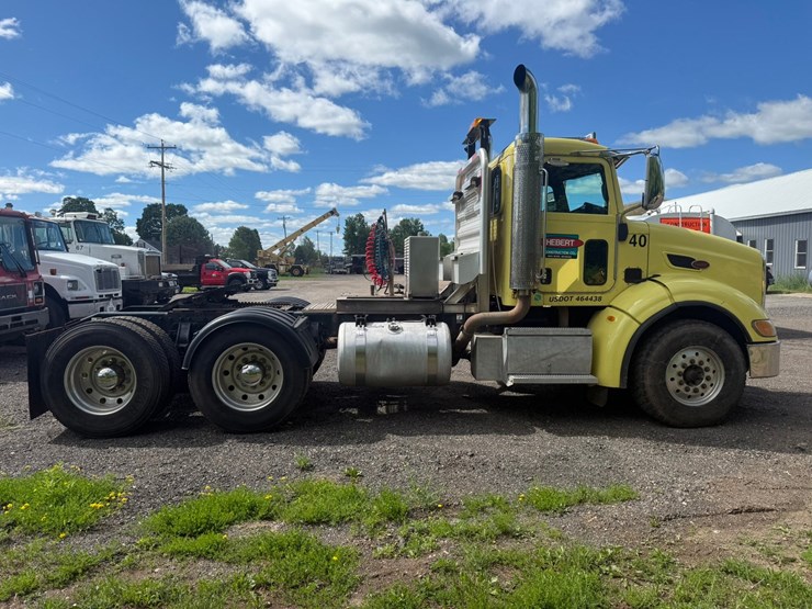 #1362-•-2010-peterbilt-day-cab-truck-tractor-image-6