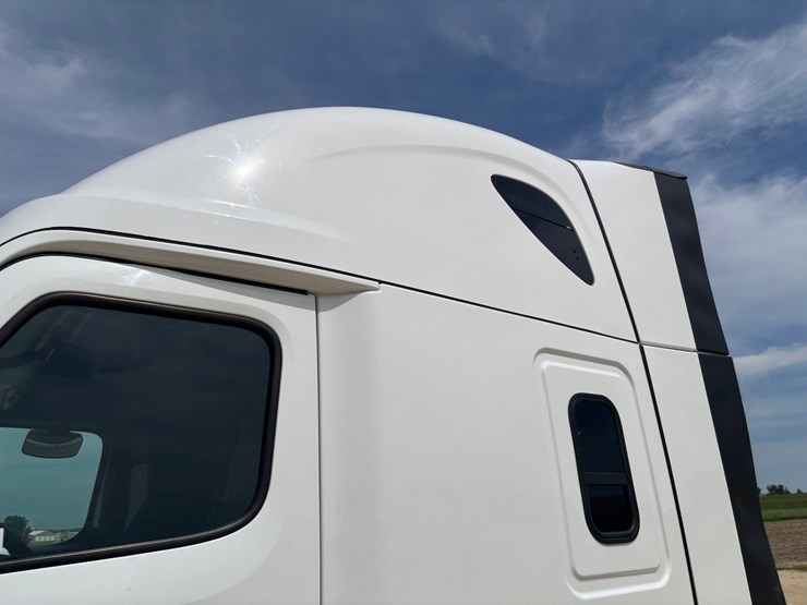 2021-freightliner-cascadia-126-image-11