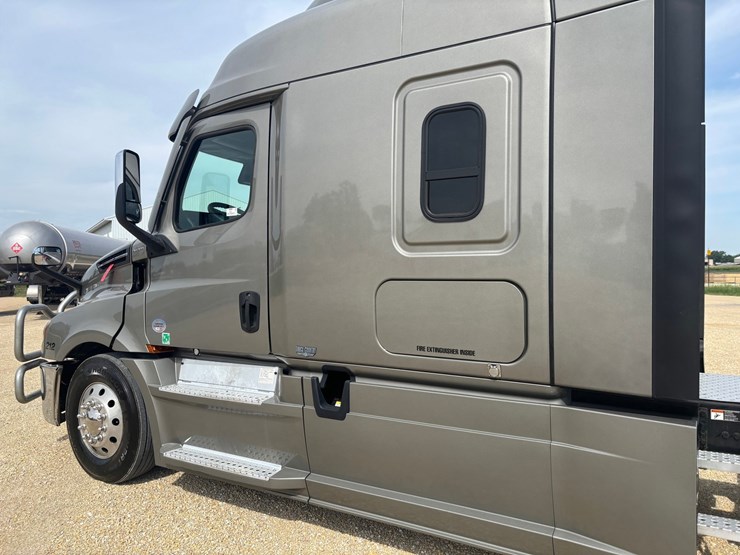 #2164-•-2022-freightliner-cascadia-pt126slp-sleeper-cab-truck-tractor-image-15