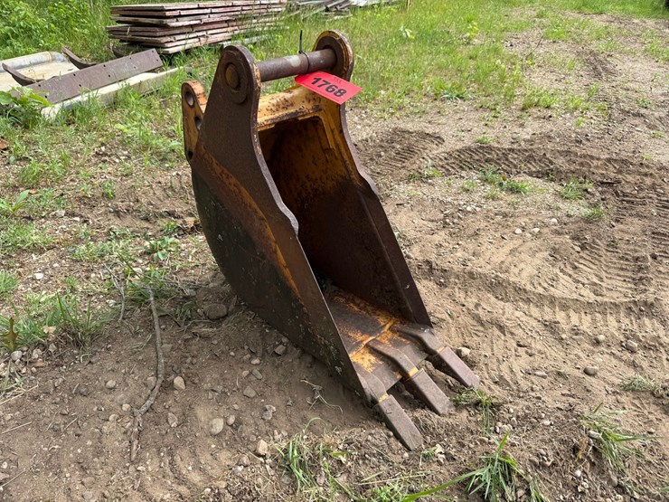 #1768-•-approx-12"-excavator-bucket-image-1