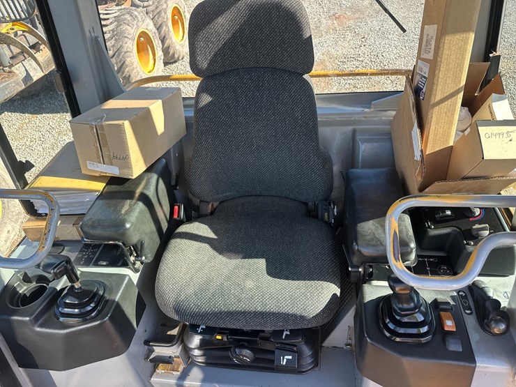 2004-caterpillar-d3g-xl-image-25