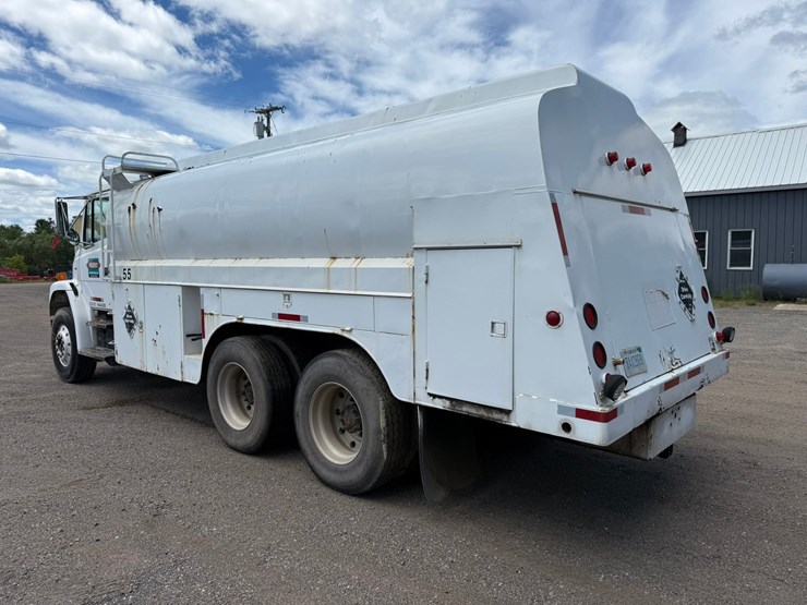 #1361-•-1995-freightliner-fuel-truck-image-3
