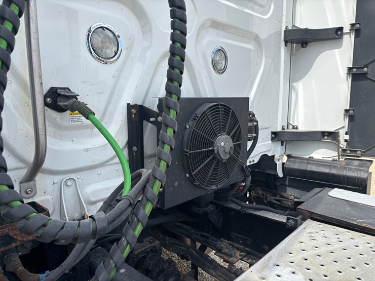 2021-freightliner-cascadia-126-image-73
