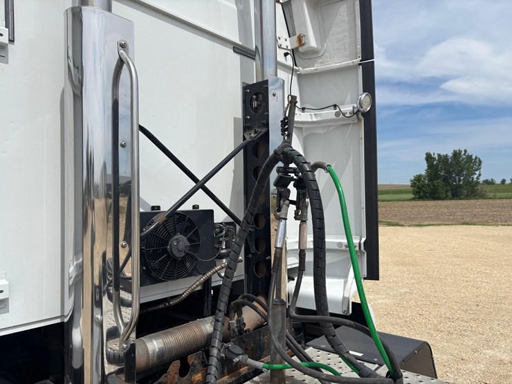 2020-western-star-5700xe-image-17