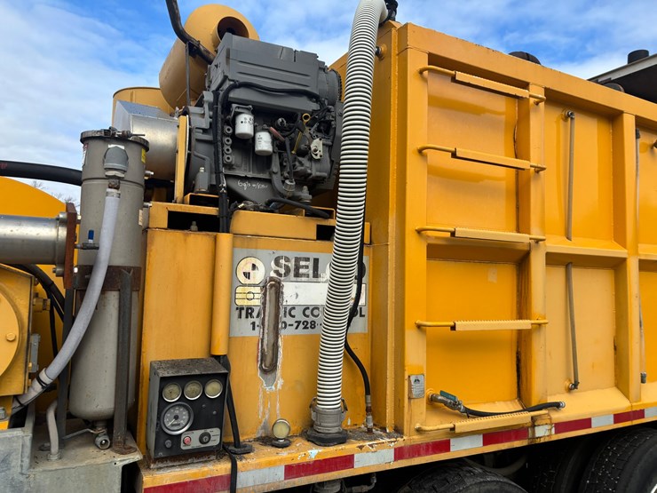 2005-gmc-t7500-image-33