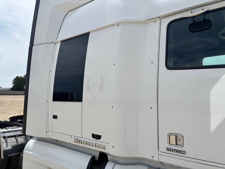 2020-western-star-5700xe-image-29