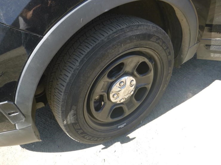 2016-ford-explorer-image-12