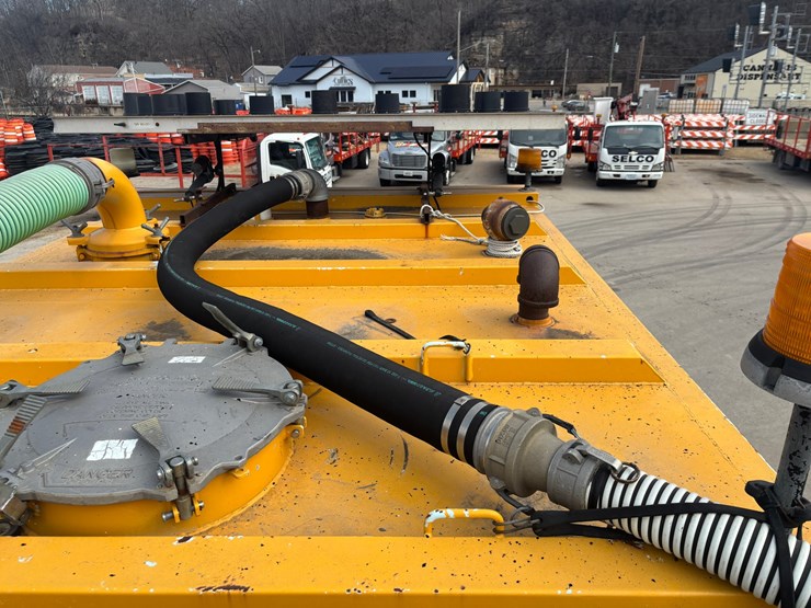 2005-gmc-t7500-image-55