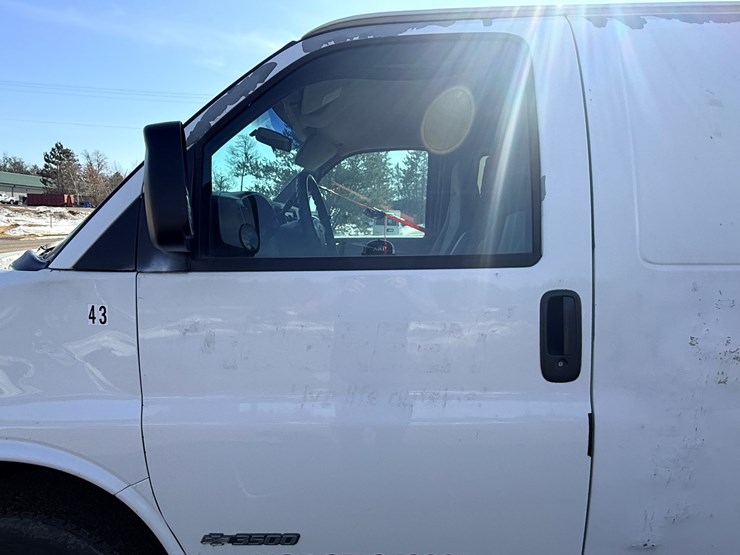 2004-chevrolet-3500-image-12