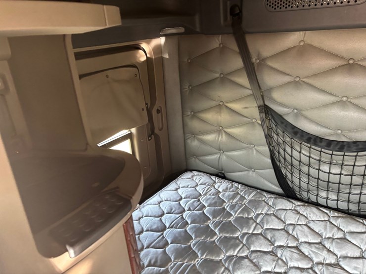 2017-freightliner-cascadia-125-image-58