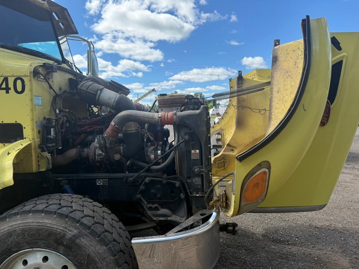 #1362-•-2010-peterbilt-day-cab-truck-tractor-image-21