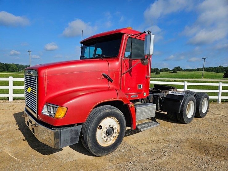 2002-freightliner-fld112-image-1
