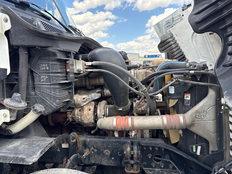 #60944-•-2016-freightliner-125-sleeper-cab-truck-tractor-image-19