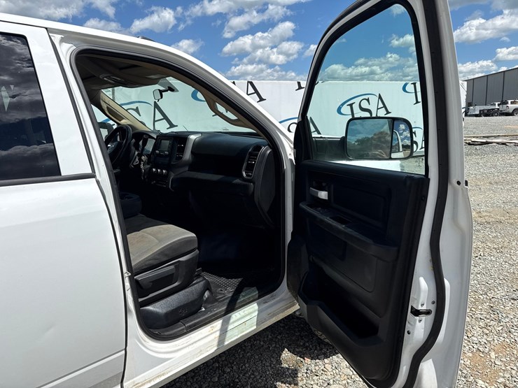 2019-dodge-3500-image-36