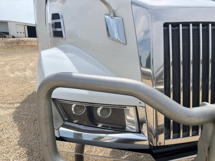 2020-western-star-5700xe-image-25