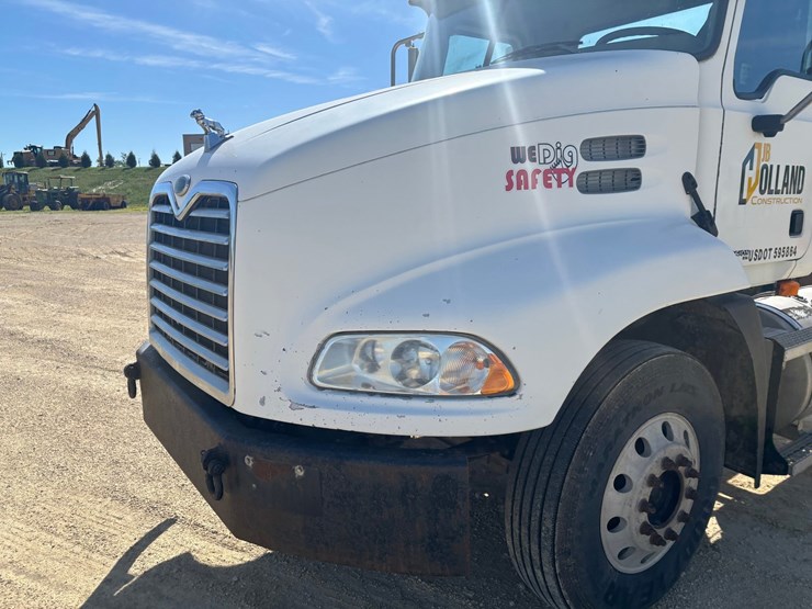 #2160-•-2000-mack-cxn-613-vision-cab-chassis-image-7