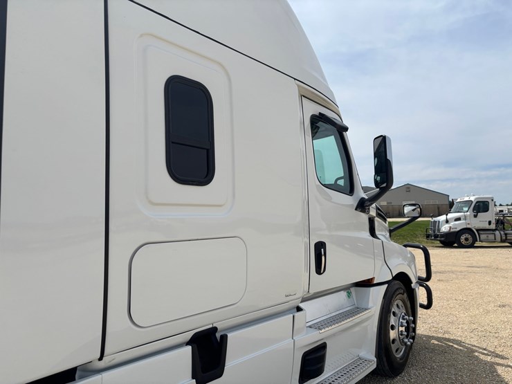 2021-freightliner-cascadia-126-image-35