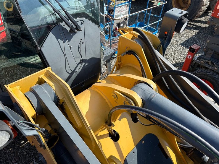 2012-deere-624k-image-27