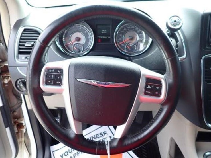 2016-chrysler-town-&-country-image-17