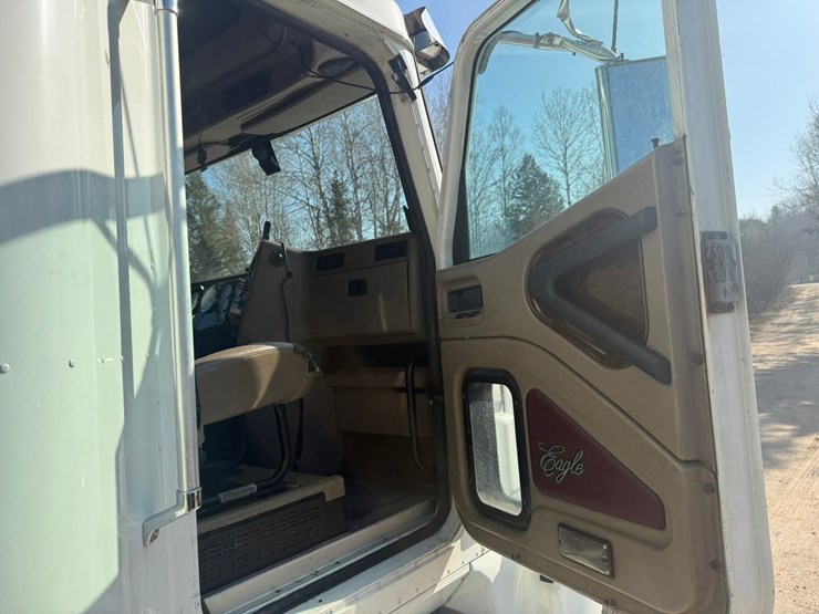 #1401-•-2005-international-9400i-6x4-sleeper-cab-truck-tractor-image-58