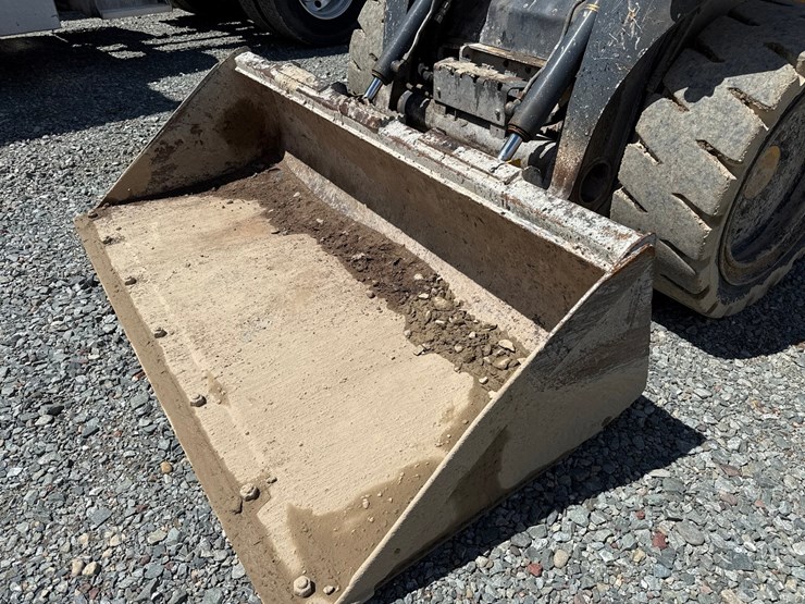 2015-deere-320e-image-9