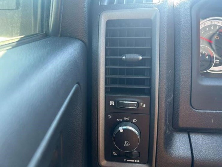 2021-ram-1500-classic-image-15