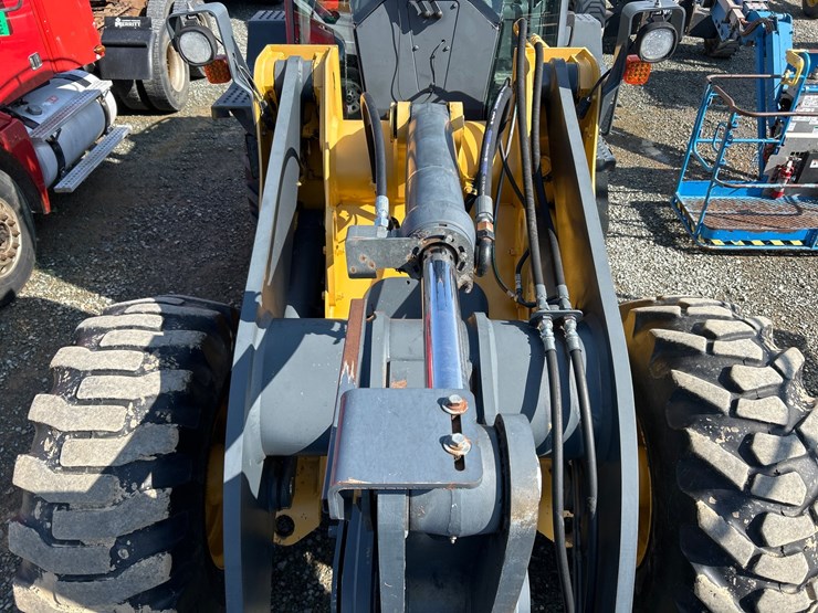 2012-deere-624k-image-26