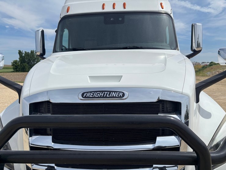 2021-freightliner-cascadia-126-image-21