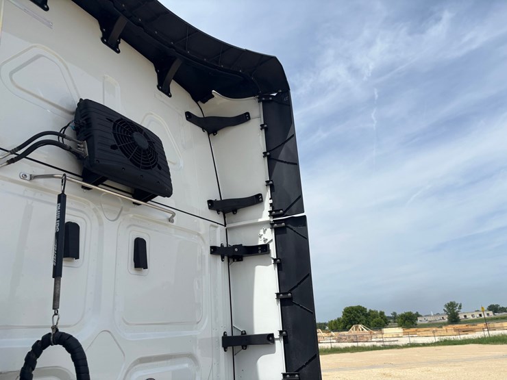 2021-freightliner-cascadia-126-image-17